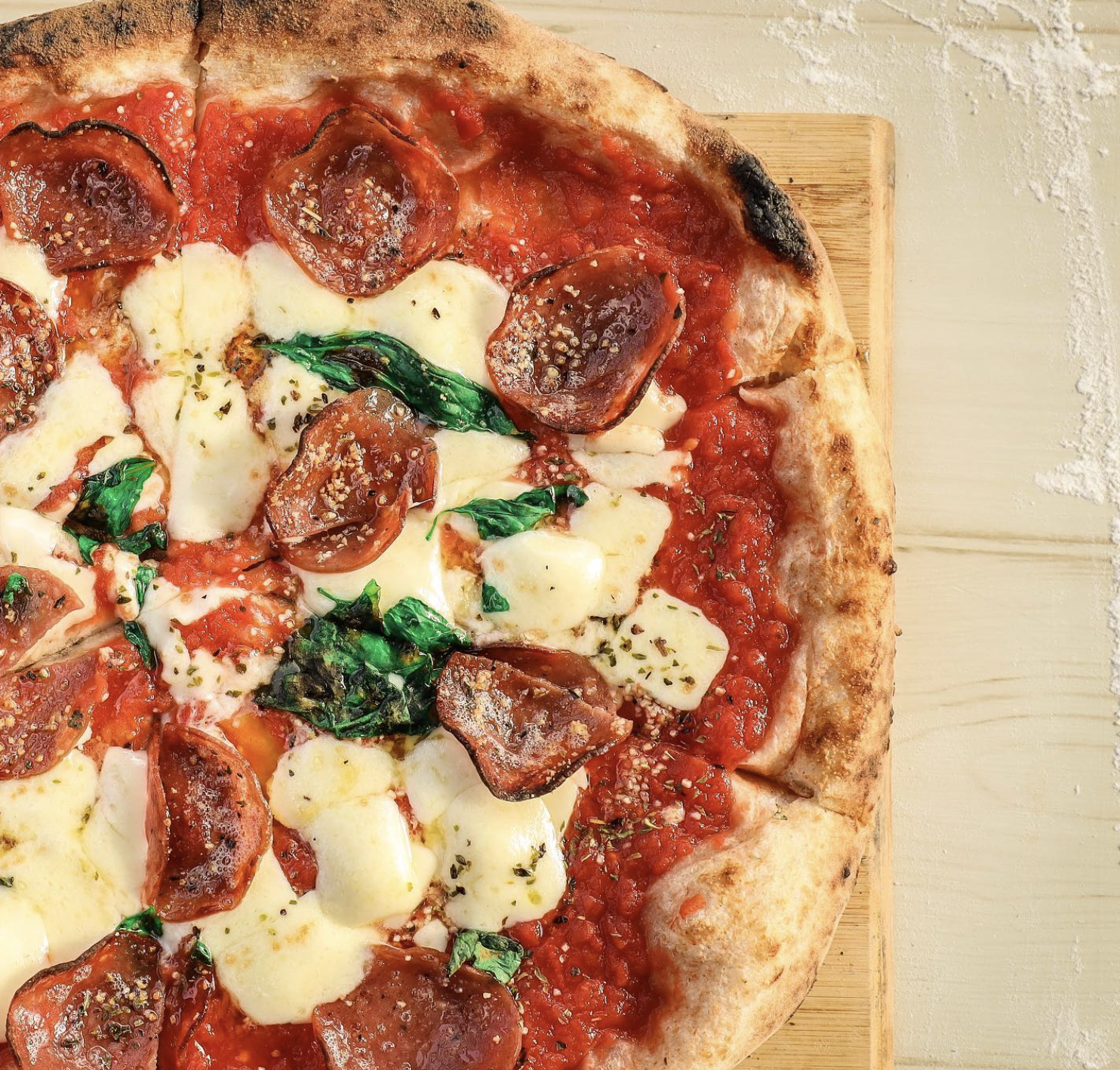 焼き上がったピザ